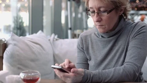 Mid age woman talking on cell phone 스톡 동영상 71423650
