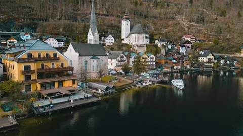 Mid-altitude drone establishing 4K cinematic footage of Hallstatt, Austria Video stock 330914743