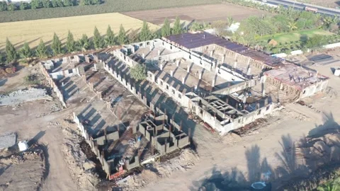 Mid angle tracking drone shot surveying a major brick compound construction site Vídeo Stock 337789876