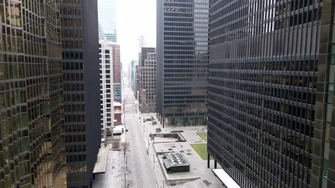 Mid day drone flight in Toronto Vidéo 230693415