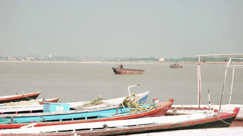Mid-day Slow Motion of Ganges River Banks and Ghats in Varanasi, India 스톡 동영상 329681019
