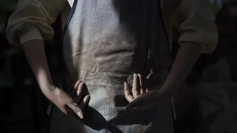 Mid section of female potter wiping her hands on apron Stock Footage 158976151