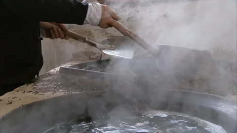 Mid section of worker preparing tea leaves in the factory Vídeos de archivo 88544924