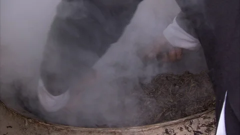 Mid section of worker preparing tea leaves in the factory Видео 88826924