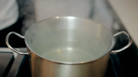 Mid shot boiling water in pan 動画素材 65565665