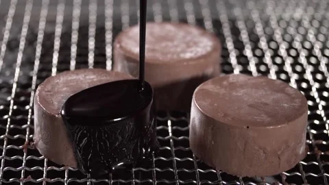 Mid shot Food Video Multiple Chocolate Mousse Cake Glazing Vidéo 201284266