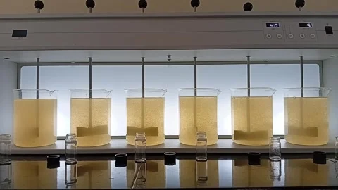 Mid Slow Mixing Phase showing Floc Formation at 40 RPM 스톡 동영상 333298538