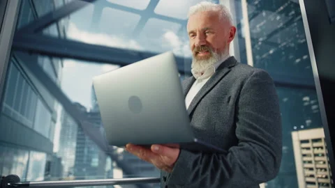 Middle Age Businessman Riding Elevator Using Laptop Vídeos de archivo 167832587