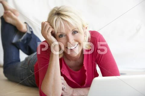 Middle age woman on her laptop computer Stock-Fotos