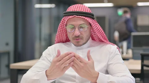 Middle Aged Arab Man Praying with Hands Raised 스톡 동영상 152518728
