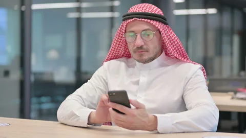 Middle Aged Arab Man using Smartphone in Office 스톡 동영상 152521628