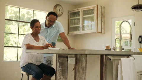 Middle aged couple making calculations while working on their home finances. Vidéo 88368185