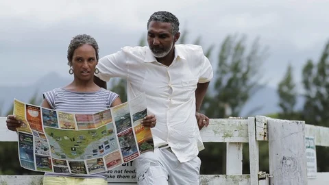 Middle-aged couple reading a map. 스톡 동영상 88370261