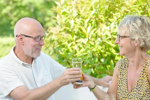 A middle-aged couples drinks Foto stock