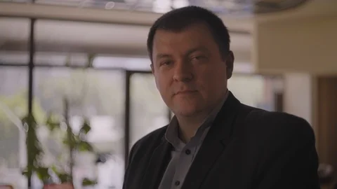 Middle-aged man approvingly nods and smiles. Stock Footage 115272366