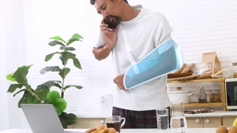 Middle-aged man with arm broken accident talk to insurance agent for compen.. Stock-Footage 254775202