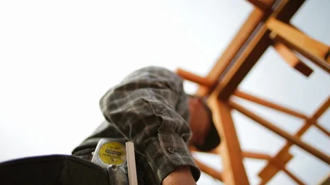 Middle-aged man climbing down a ladder Vidéo 88404869