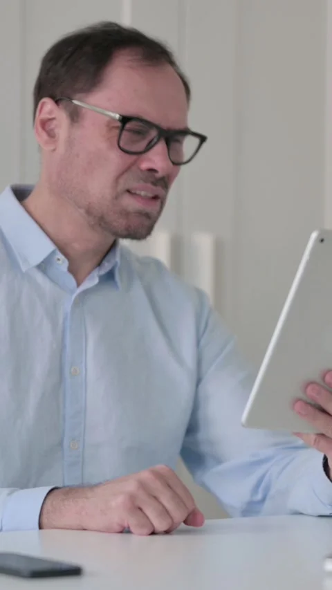 Middle Aged Man having Loss on Tablet in Office, Vertical Video 스톡 동영상 339585150