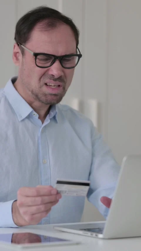 Middle Aged Man having Online Payment Failure on Laptop, Vertical Video 스톡 동영상 339584686