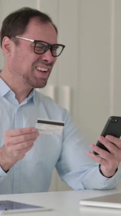 Middle Aged Man having Online Payment Failure on Smartphone, Vertical Video 스톡 동영상 339585021
