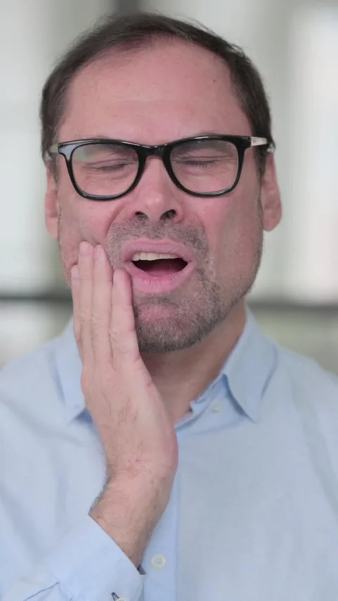 Middle Aged Man having Toothache, Cavity, Vertical Video Stockbeeldmateriaal 339584178