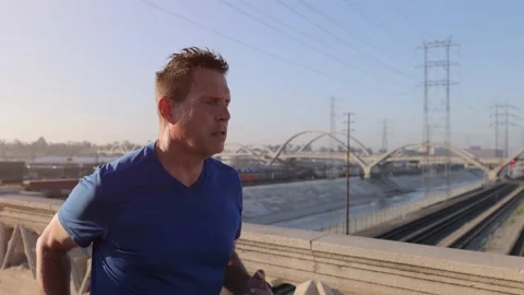 Middle-aged man jogging to get back into shape 動画素材 220022309