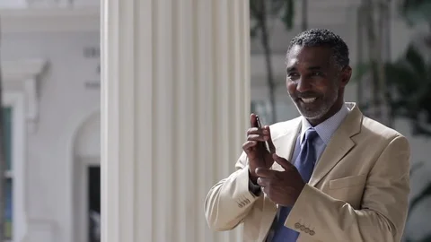 Middle-aged man laughing on a phone call. Vidéo 88368743