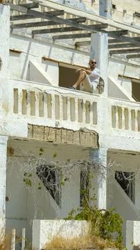 A middle-aged man posing in front of an abandoned building Fotos de archivo