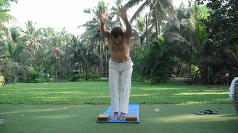 A middle-aged man practices yoga. Morning, public park, Asia. 스톡 동영상 168433206