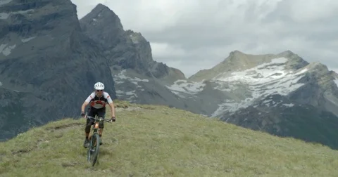 A middle aged man riding rough mountainous terrain. Vídeo Stock 78029521