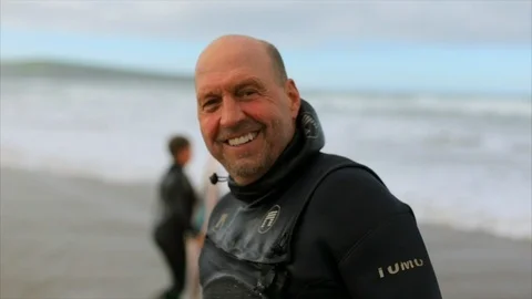 Middle aged man smiling after body boarding in the ocean. Vidéo 88407232