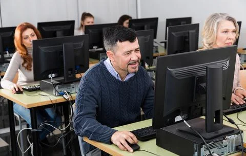 Middle aged man taking computer lessons Foto stock