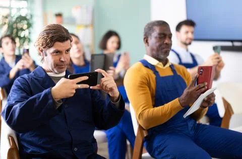 Middle aged man worker take photos of presentation slide or scan QR code in Foto stock