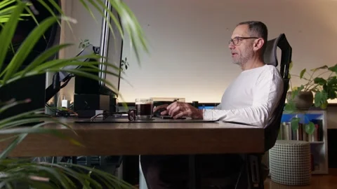 Middle-aged man working from home Vidéo 220464430