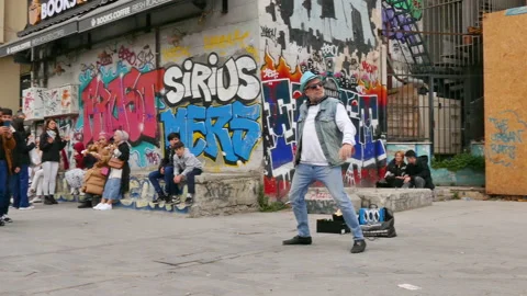 A middle-aged street dancer gives joyful moments to the audience. 스톡 동영상 193674532