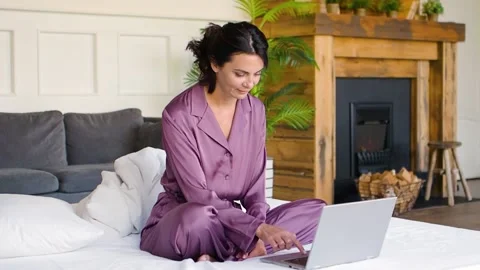 Middle-aged woman chooses a tutorial on the Internet and practices yoga at home Vídeos de archivo 163017129