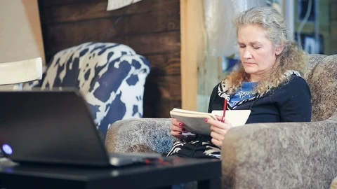 Middle-aged woman working on a computer Stock Footage 98590542