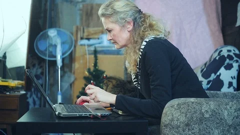 Middle-aged woman working on a computer Stock Footage 98591789