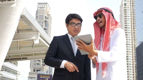 Middle eastern businessman working with asian expat Video stock 87002422