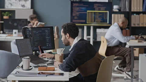 Middle Eastern Developer Eating Takeout Lunch at Desk and Coding on Laptop Vidéo 337479553
