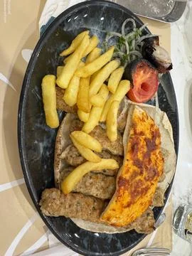 Middle Eastern Grilled Kebab Platter with Fries Stock-Fotos
