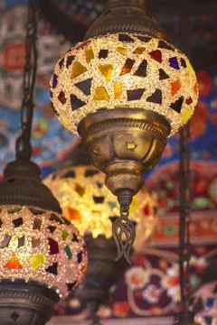 Middle Eastern lambas of different colors and sizes are hanging in the bazaar. Foto stock