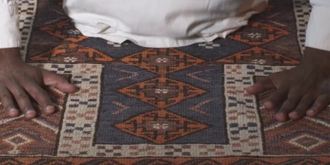 Middle Eastern man bows for call to prayer Video stock 74749391