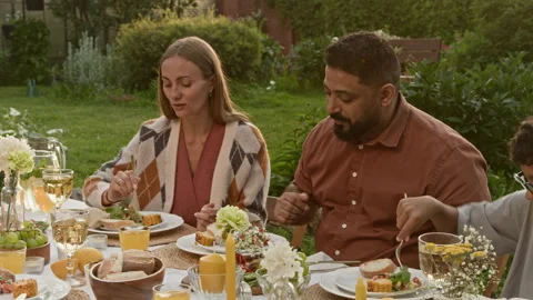 Middle Eastern Man Hosting Cozy Family Gathering Видео 314641163
