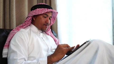 Middle eastern man working from his home 库存影片 229474626