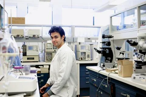 Middle Eastern scientist working in laboratory Foto stock
