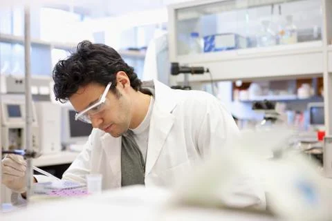 Middle Eastern scientist working in laboratory 库存照片
