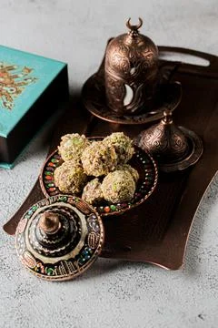 Middle Eastern sweets and coffee are served on a tray with a box 库存照片