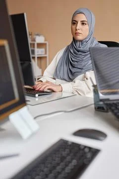 Middle Eastern Woman Using Computer and Coding in IT Development Office 스톡 사진