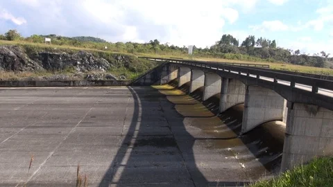 Middle of nowhere road Vídeos de archivo 105192615